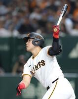 　２回、左越えに先制ソロを放つ岡本（撮影・西岡正）