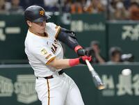 　２回、岡本が左越えに先制ソロを放つ