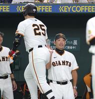 　２回、先制ソロを放った岡本（左）を祝福する阿部監督（撮影・西岡正）