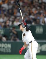 　２回、左越えに先制ソロを放つ岡本（撮影・西岡正）