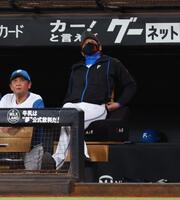 　７回、石井が後逸し、天を仰ぐ新庄監督（右）＝撮影・中島達哉