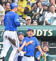 　８回、２ランを放ったオースティン（左）を迎える三浦監督（撮影・西田忠信）