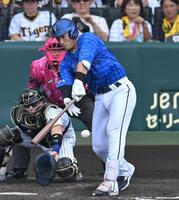 　４回、先制打を放つ山本（撮影・飯室逸平）