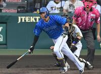 　５回、適時打を放つ蝦名（撮影・飯室逸平）