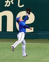 　５回、度会は小幡の飛球を好捕する（撮影・山口登）