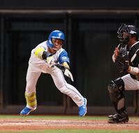 　７回、スクイズを空振りする水野（撮影・中島達哉）