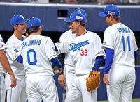　８回、現役ラスト登板を終えナインに出迎えられる祖父江（３３）＝撮影・立川洋一郎