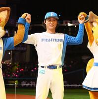 　ガッツポーズで記念撮影に応じる浅間（撮影・中島達哉）