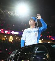 　スタンドのファンの歓声に応える浅間（撮影・中島達哉）