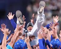 　胴上げされて宙を舞う祖父江（撮影・立川洋一郎）