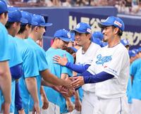 　チームメートと握手を交わす祖父江（右）と岡田（撮影・立川洋一郎）