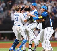 　９回、サヨナラ打を放ち、ナインから手荒く祝福される浅間（中央）＝撮影・中島達哉