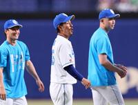 　チームメートから胴上げをスルーされて呼び止める祖父江（中央）＝撮影・立川洋一郎