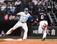 　６回、郡司の一塁への送球がそれて西川（右）と接触するする清宮幸（撮影・中島達哉）