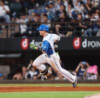 　４回、走者一掃の適時二塁打を放ち、二塁へ走る清宮幸（撮影・中島達哉）