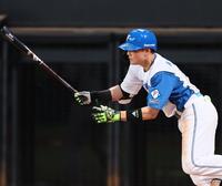 　３回、右前適時打を放つ清宮幸（撮影・中島達哉）