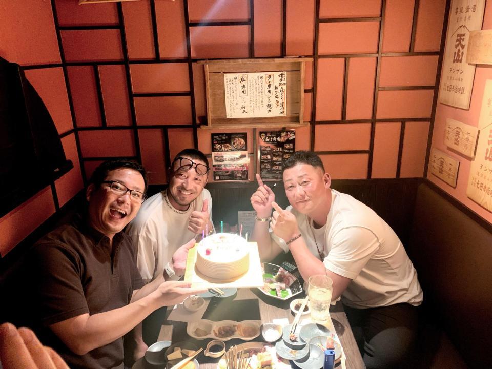 　昨年、田中記者（左）の誕生日会での広島・菊池と中田