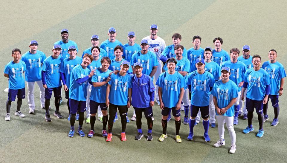 　練習前に投手陣と記念撮影する岡田（前列左から３人目）と祖父江（同４人目）＝撮影・立川洋一郎