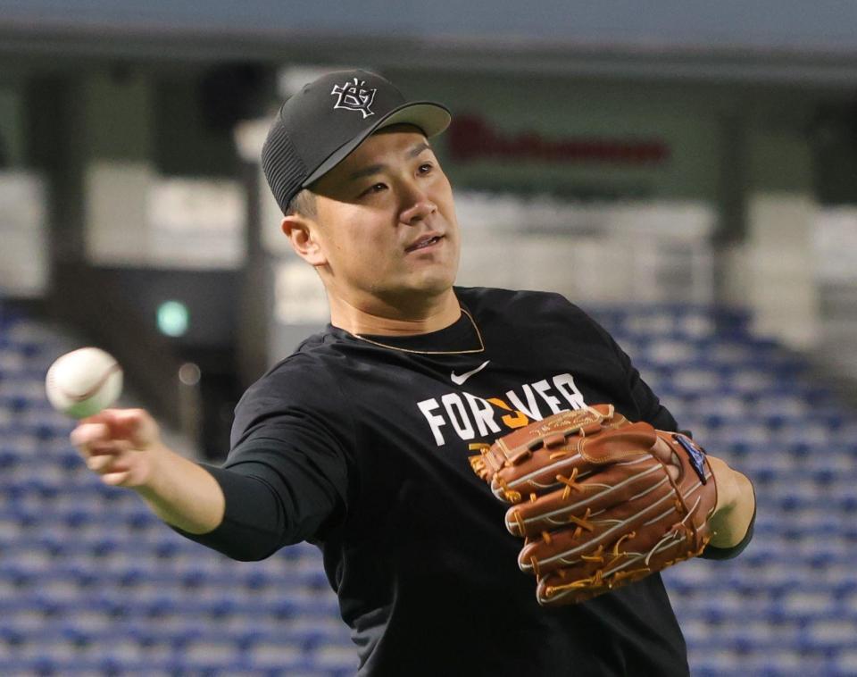 　ノックを受ける田中将（撮影・西岡正）