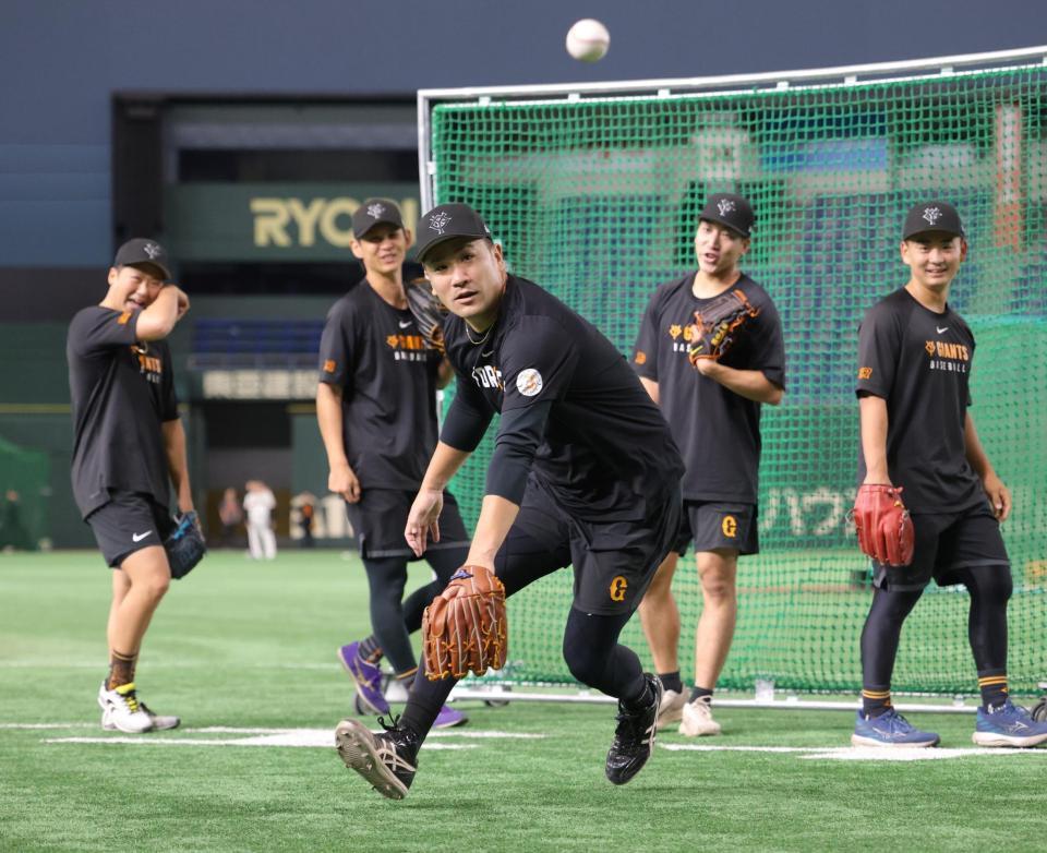 　投手陣とノックを受ける田中将（中央）＝撮影・西岡正