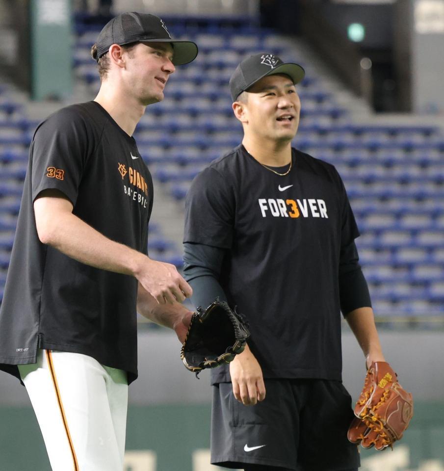 　笑顔で練習する田中将（右）＝撮影・西岡正