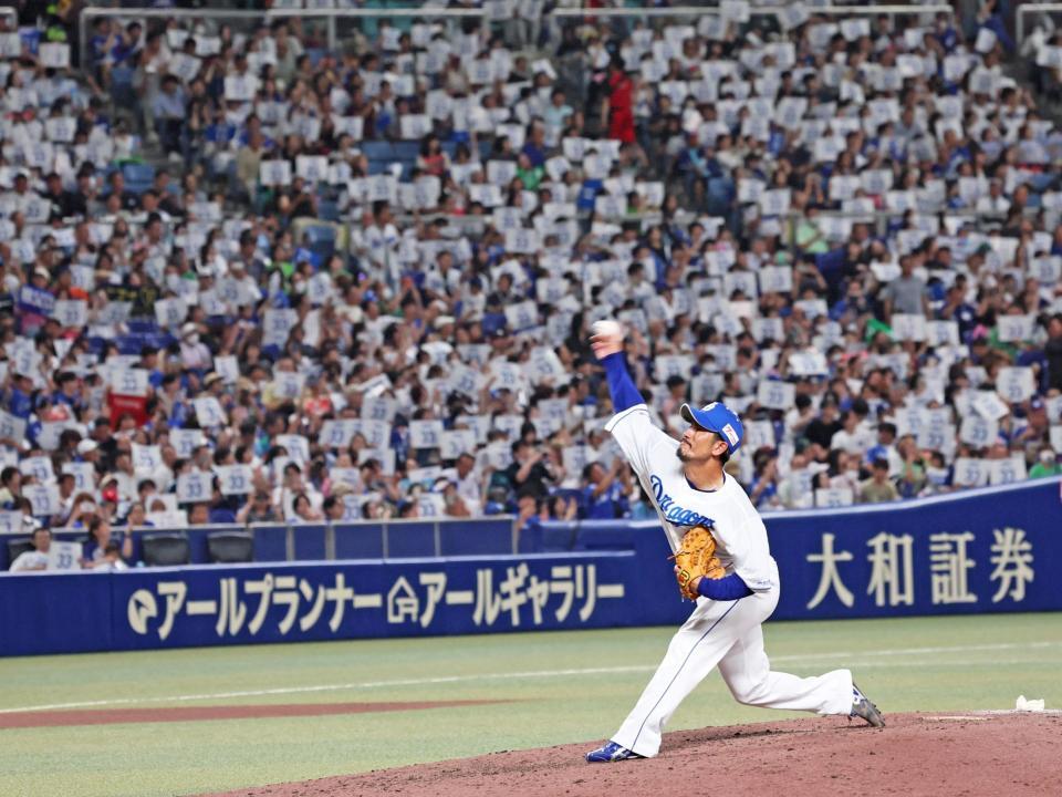 　８回、現役ラスト登板となるマウンドに立つ祖父江（撮影・立川洋一郎）