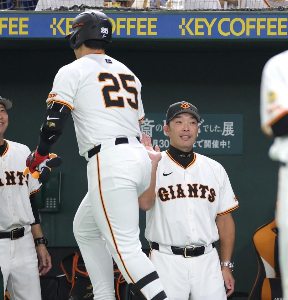　２回、先制ソロを放った岡本（左）を祝福する阿部監督（撮影・西岡正）