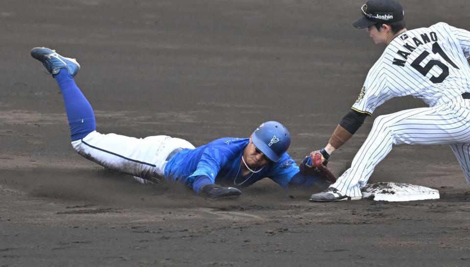 　４回、二盗を決める桑原（撮影・飯室逸平）