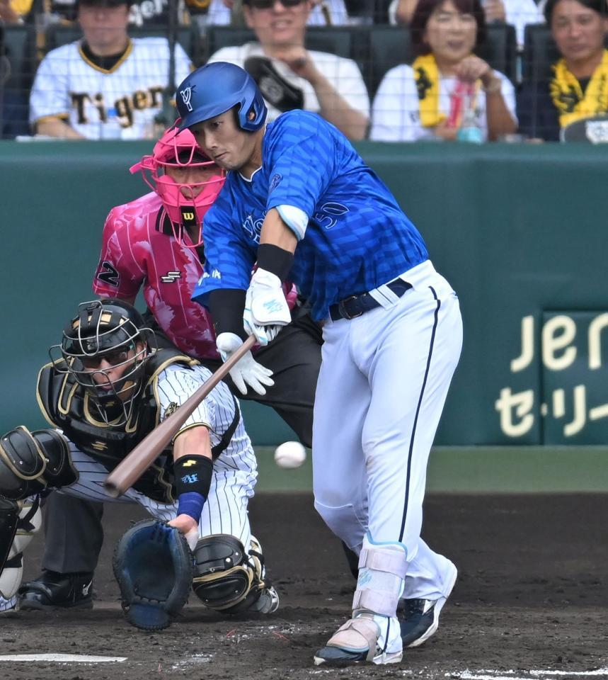 　４回、先制打を放つ山本（撮影・飯室逸平）