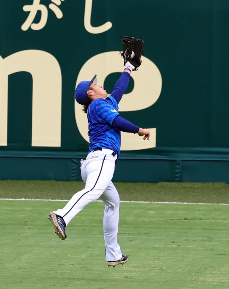 　５回、度会は小幡の飛球を好捕する（撮影・山口登）