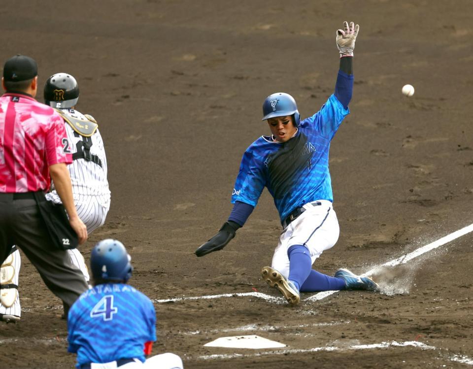 　４回、桑原は山本の左前適時打で生還する（撮影・山口登）