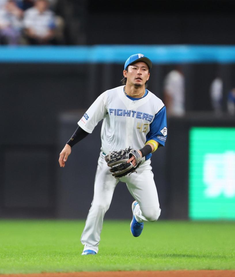 　７回、水野が上田の打球を後逸し、同点となる（撮影・中島達哉）