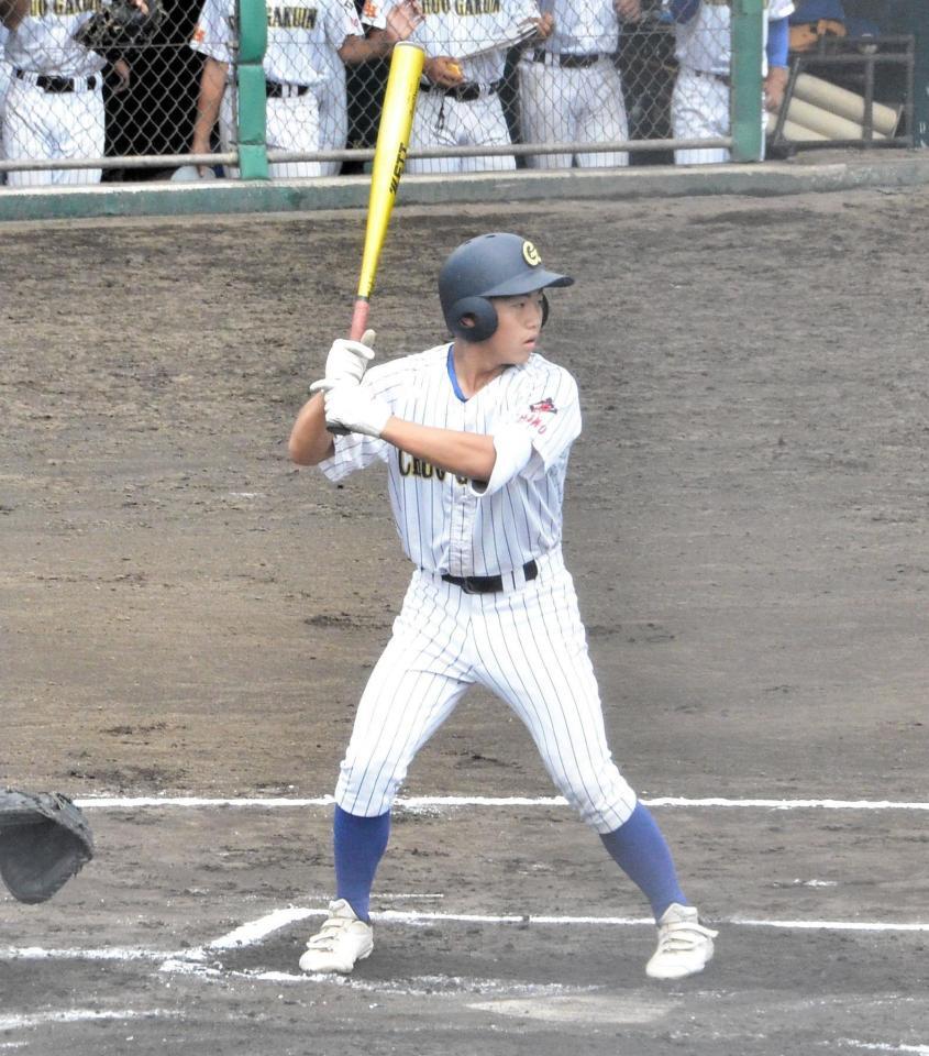 　４番で公式戦初スタメンを飾った中央学院・谷