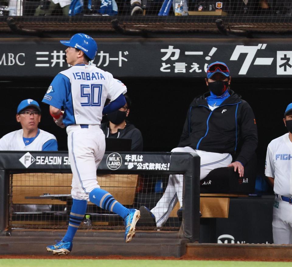 　７回、スクイズを失敗し、厳しい表情の新庄監督（左はアウトになり、ベンチに戻る五十幡）＝撮影・中島達哉