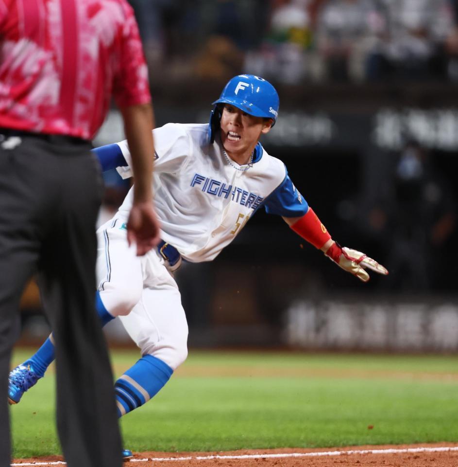 　７回、水野がスクイズを空振りし、飛び出していた五十幡はアウトになる（撮影・中島達哉）