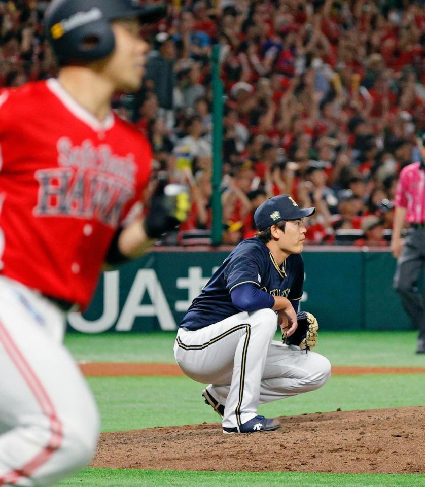 　５回、近藤（手前）に同点ソロを浴びた九里