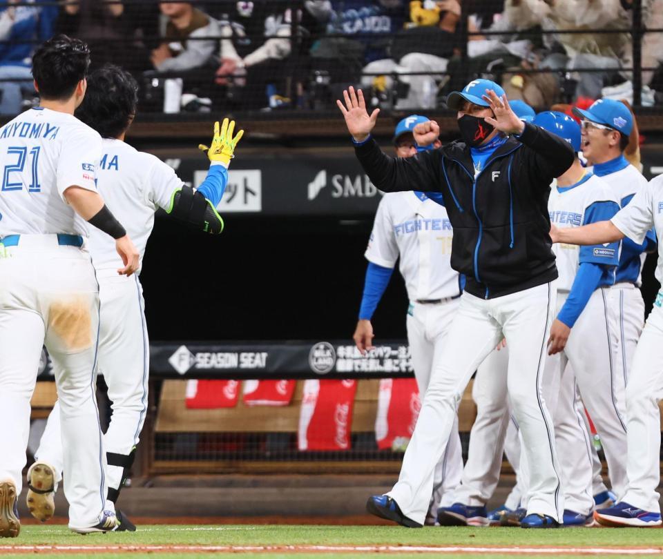 　サヨナラ打を放った浅間（左から２人目）を迎える新庄監督（右）＝撮影・中島達哉