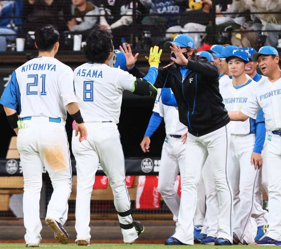 　サヨナラ打を放った浅間（８）を迎える新庄監督（右）＝撮影・中島達哉