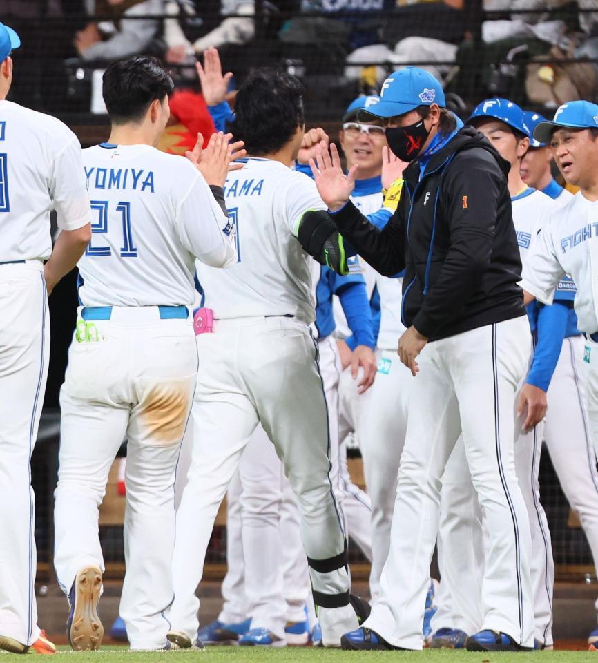 　ナインを迎える新庄監督（右）＝撮影・中島達哉