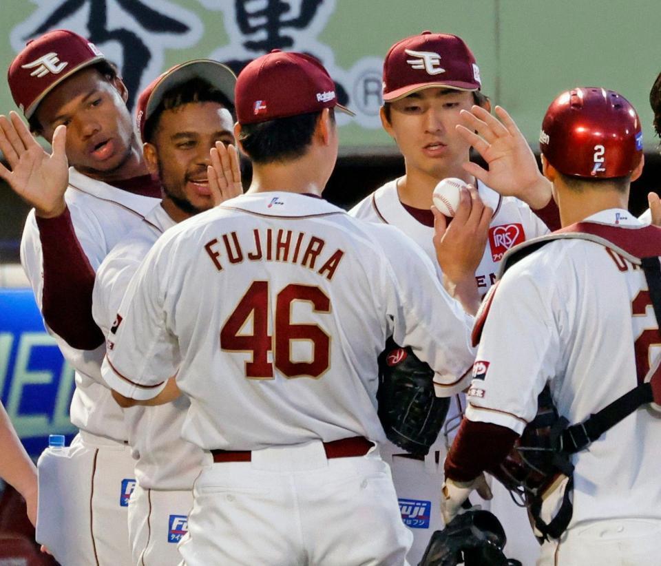 　４勝目を挙げ、藤平（46）からウイニングボールを受け取る荘司