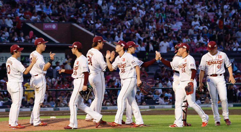 　西武に勝利し、タッチを交わす楽天ナイン