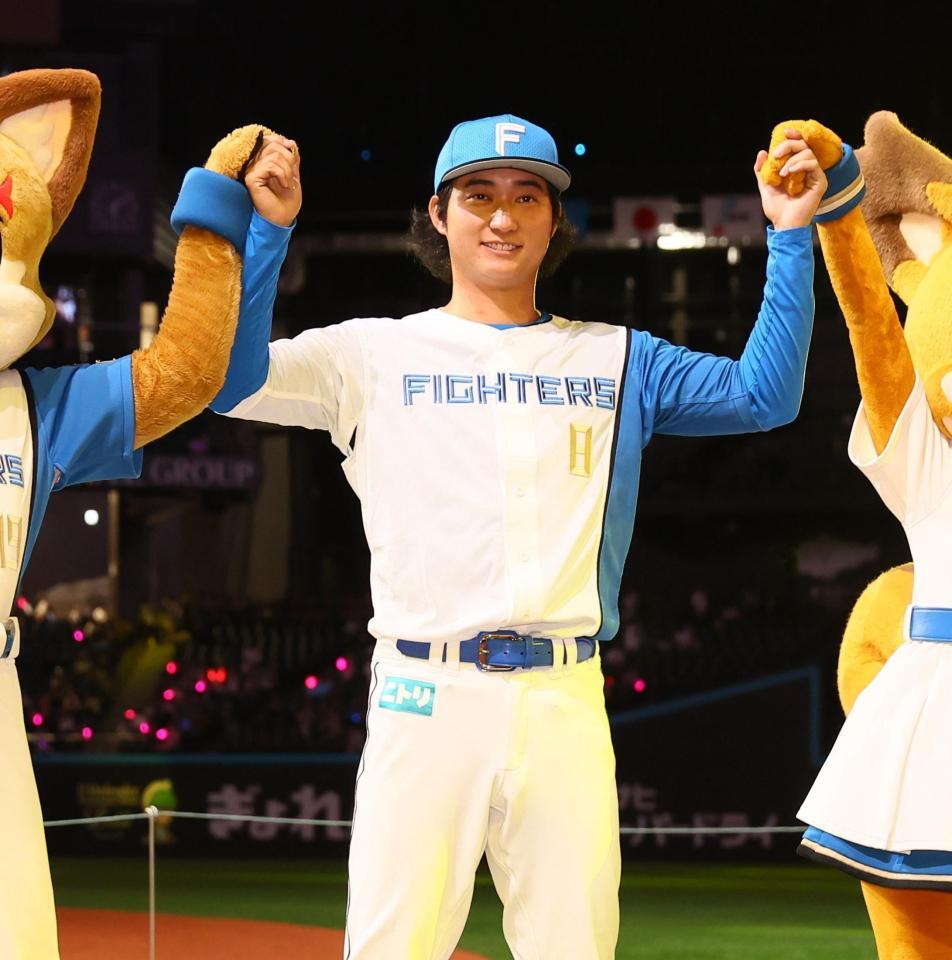 　ガッツポーズで記念撮影に応じる浅間（撮影・中島達哉）