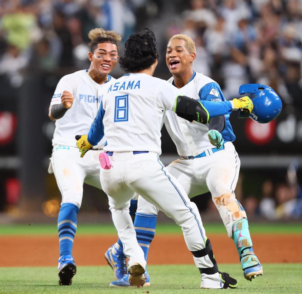 　９回、サヨナラ打を放った浅間（８）の元に駆け寄る万波（右）ら日本ハムナイン（撮影・中島達哉）