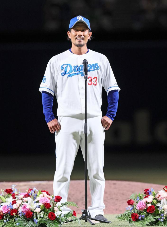 　引退セレモニーでファンへ感謝の気持ちを伝える祖父江（撮影・立川洋一郎）