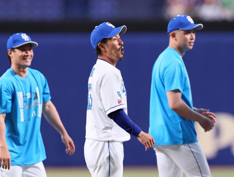 　チームメートから胴上げをスルーされて呼び止める祖父江（中央）＝撮影・立川洋一郎