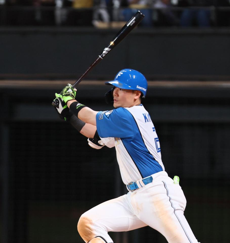 　４回、走者一掃の適時二塁打を放つ清宮幸（撮影・中島達哉）