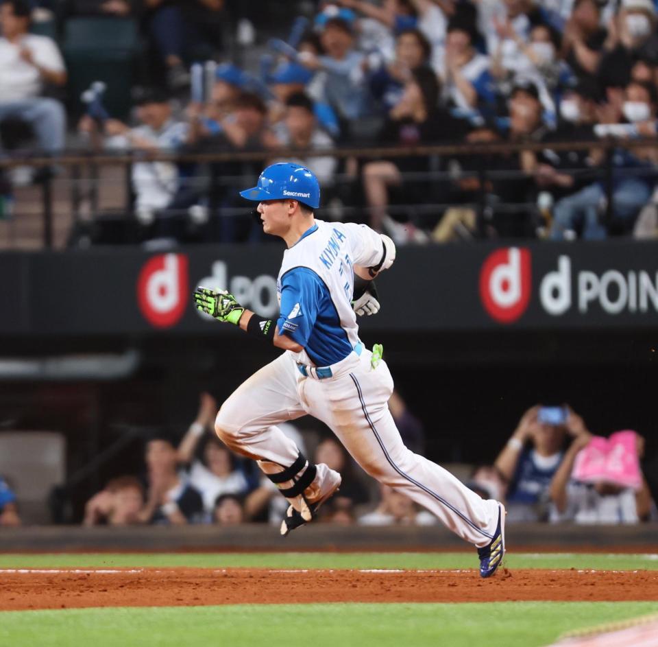 　４回、走者一掃の適時二塁打を放ち、二塁へ走る清宮幸（撮影・中島達哉）