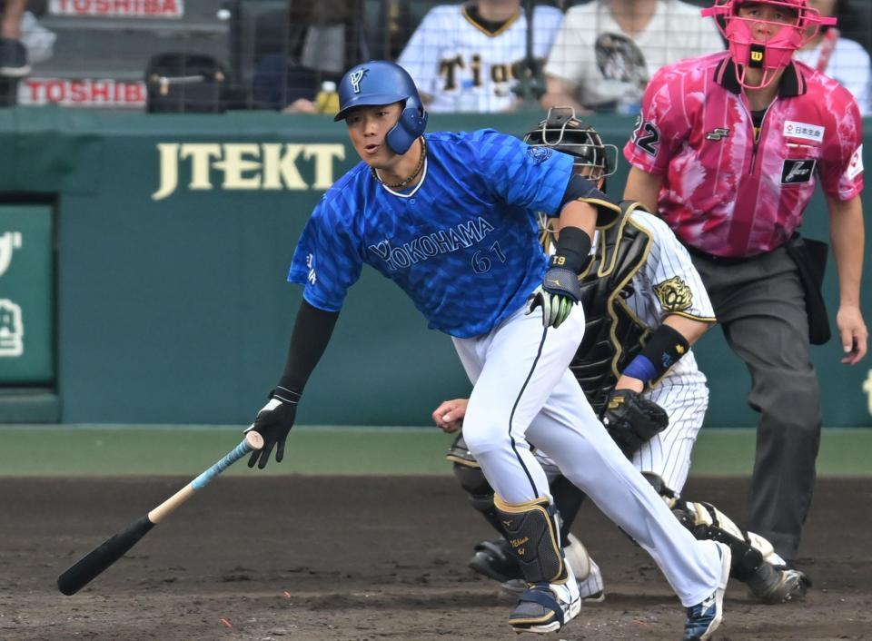 　５回、適時打を放つ蝦名（撮影・飯室逸平）