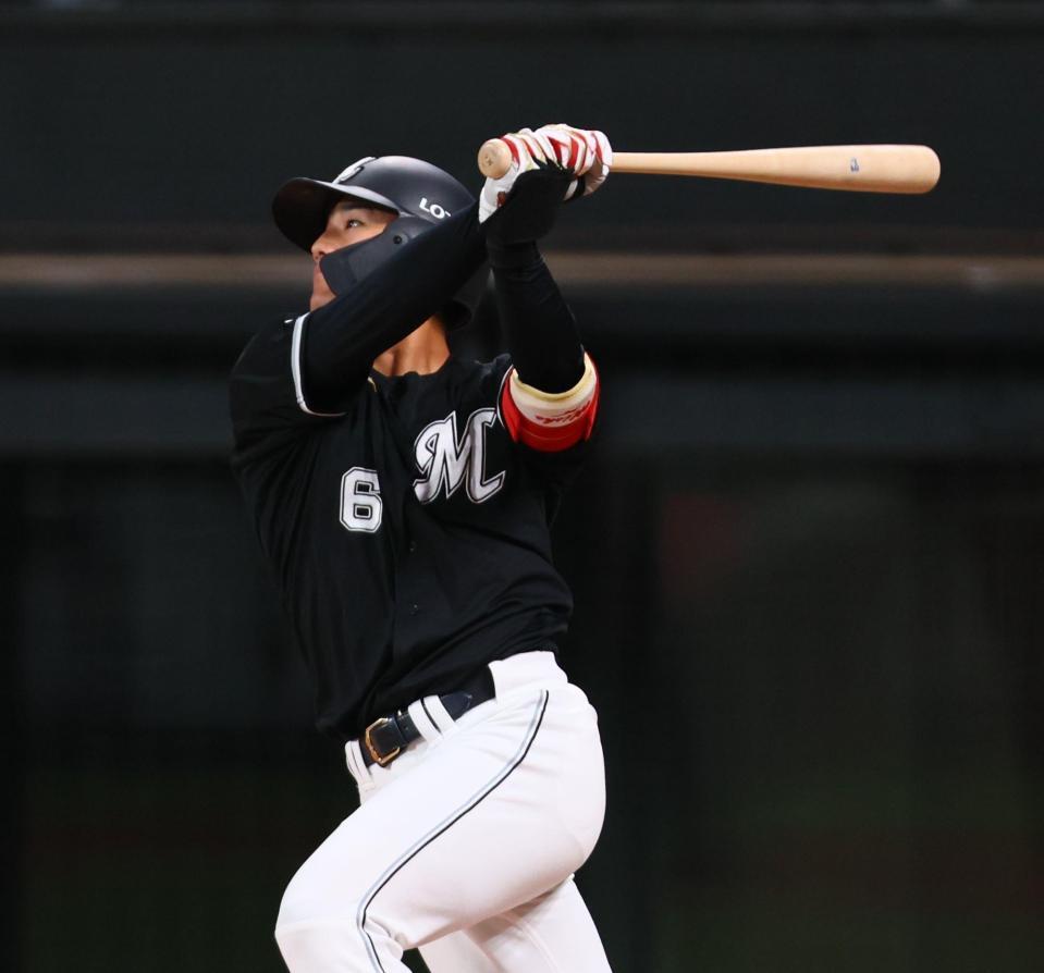 　５回、適時二塁打を放つ西川（撮影・中島達哉）