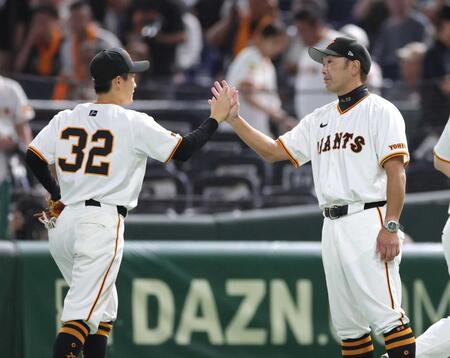 　広島に連勝し、浦田（左）とタッチを交わす阿部監督